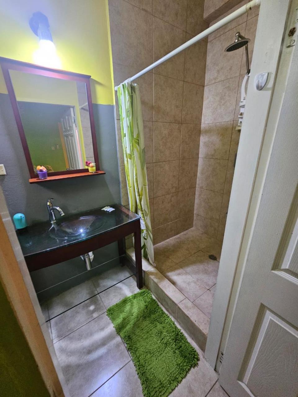 Fish Tobago Guesthouse Or Joy And Brandon Guesthouse Buccoo Bilik gambar