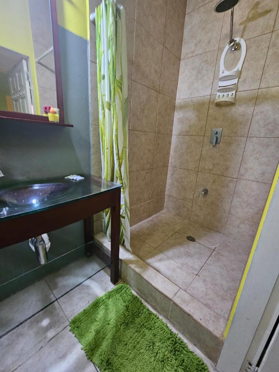 Fish Tobago Guesthouse Or Joy And Brandon Guesthouse Buccoo Bilik gambar