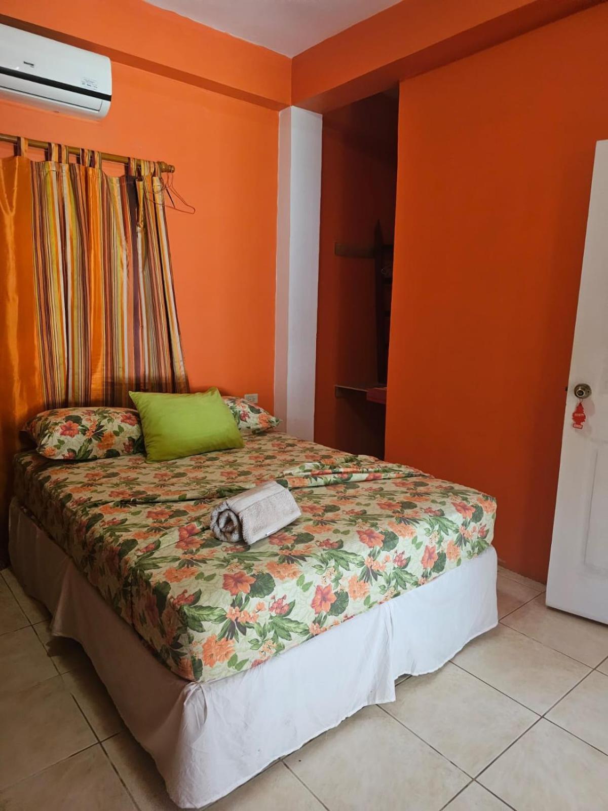 Fish Tobago Guesthouse Or Joy And Brandon Guesthouse Buccoo Bilik gambar