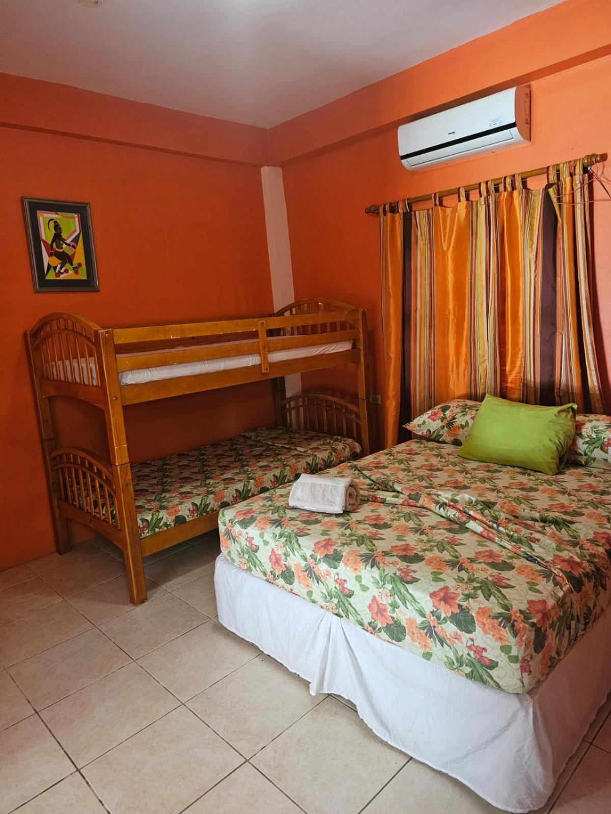 Fish Tobago Guesthouse Or Joy And Brandon Guesthouse Buccoo Bilik gambar