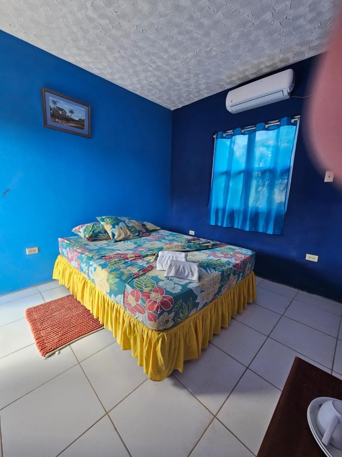 Fish Tobago Guesthouse Or Joy And Brandon Guesthouse Buccoo Bilik gambar