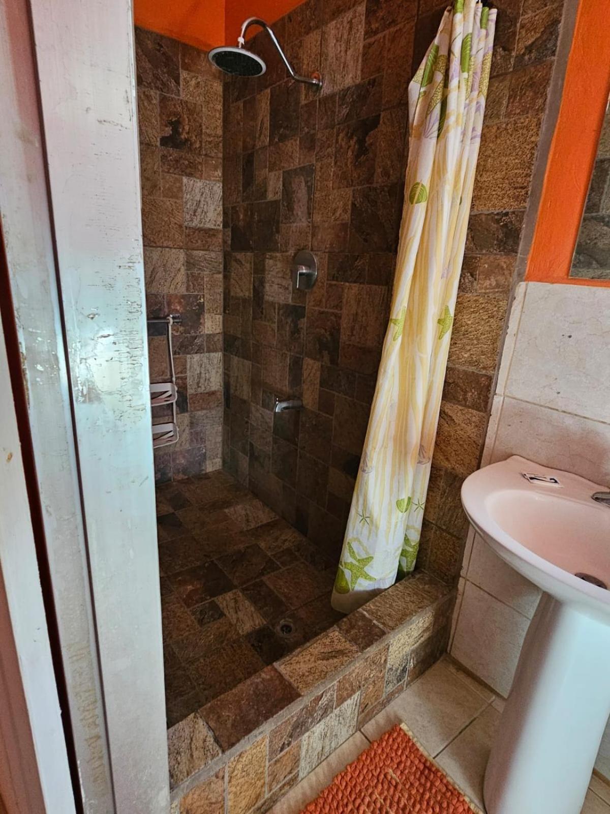 Fish Tobago Guesthouse Or Joy And Brandon Guesthouse Buccoo Bilik gambar
