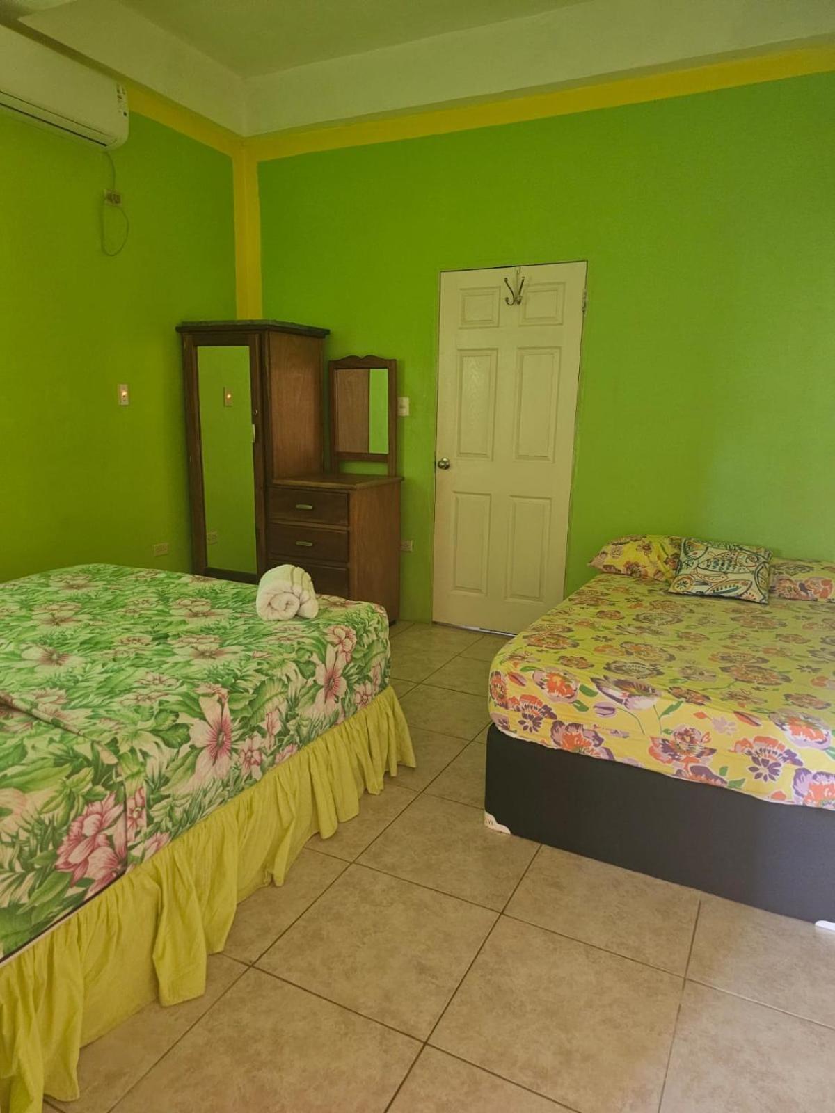 Fish Tobago Guesthouse Or Joy And Brandon Guesthouse Buccoo Bilik gambar