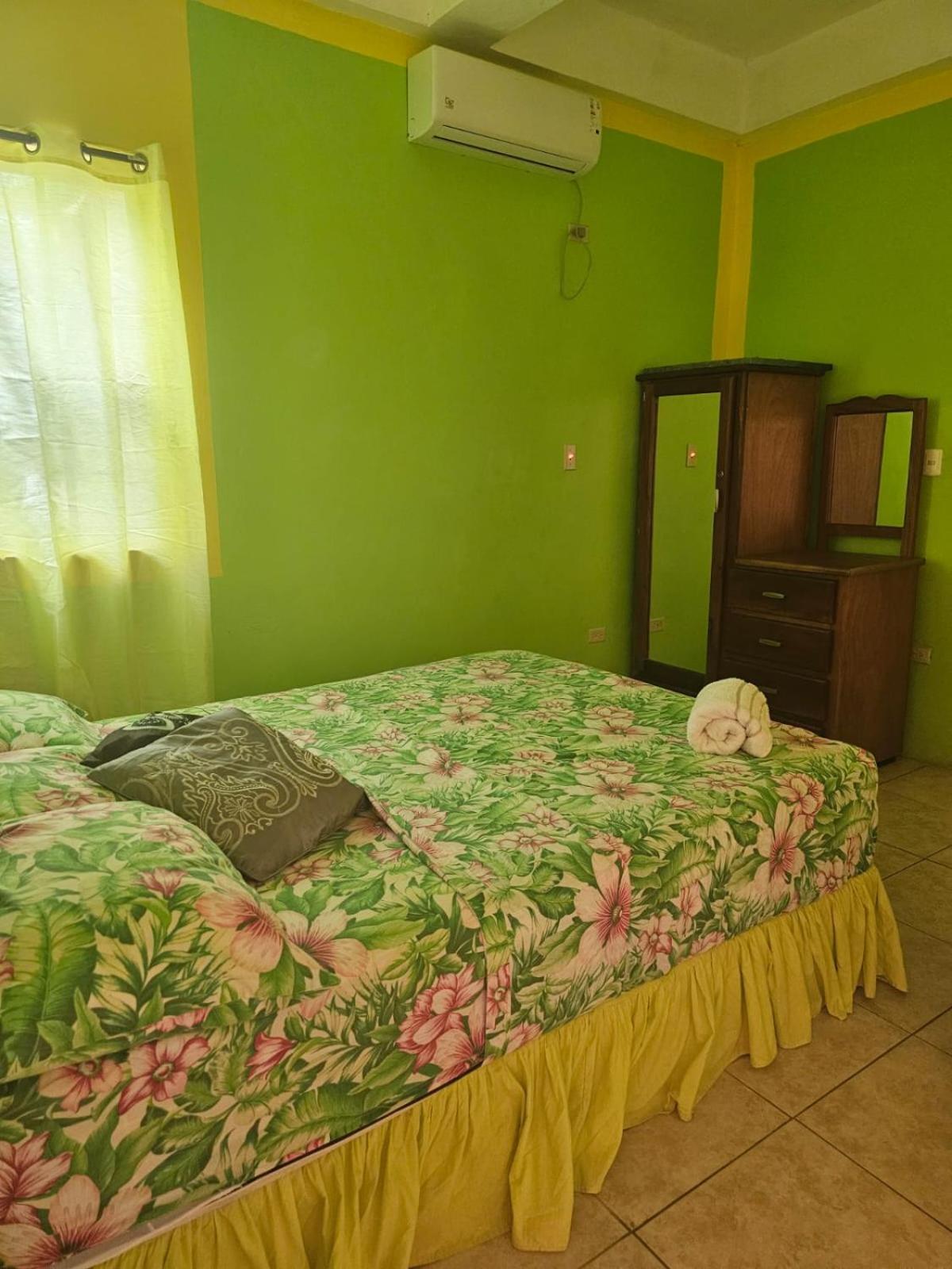 Fish Tobago Guesthouse Or Joy And Brandon Guesthouse Buccoo Bilik gambar