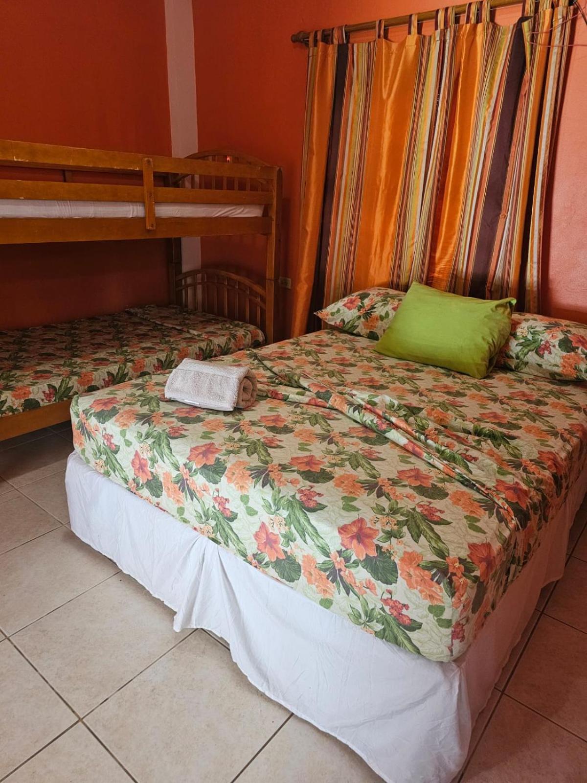 Fish Tobago Guesthouse Or Joy And Brandon Guesthouse Buccoo Bilik gambar